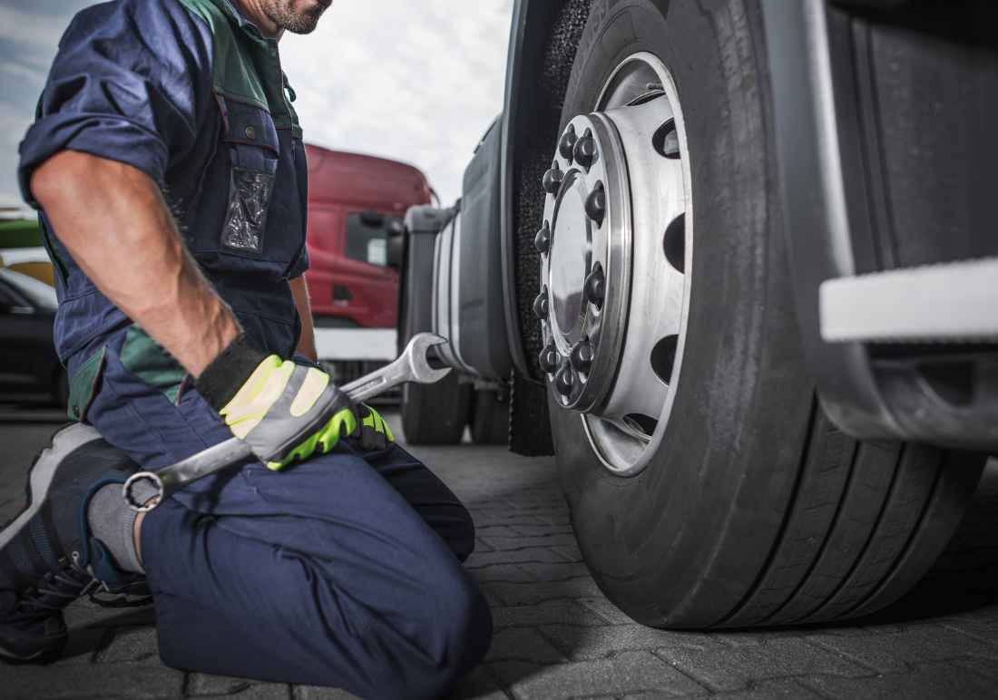 Reifenpannenservice für LKW – 24/7 mobiler Reifenservice von Adria Assist.